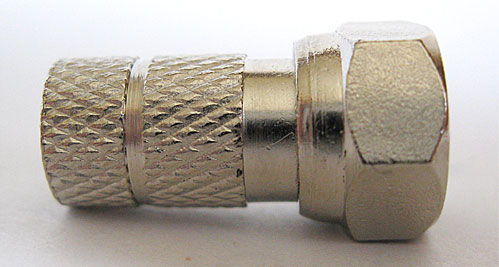 F-коннектор с резиновым кольцом - уплотнителем. Обеспечивает надежную герметизацию соединения.