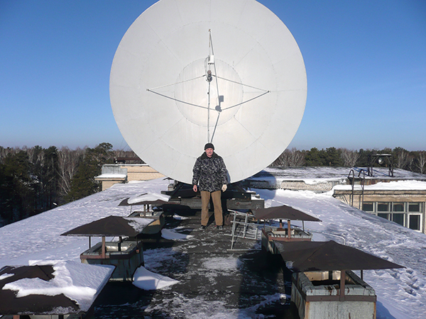 Спутниковая антенна на главном корпусе НГУ